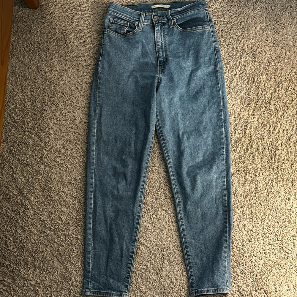 High waisted, tapered Levi’s jeans. 27Wx27L